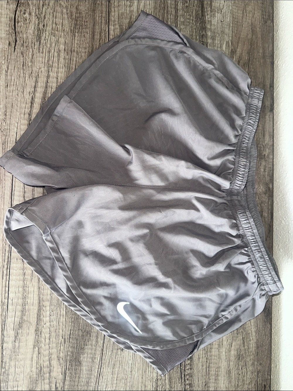 🩶✔️Nike Women’s Silver Athletic Shorts with White Swoosh 🩶✔️